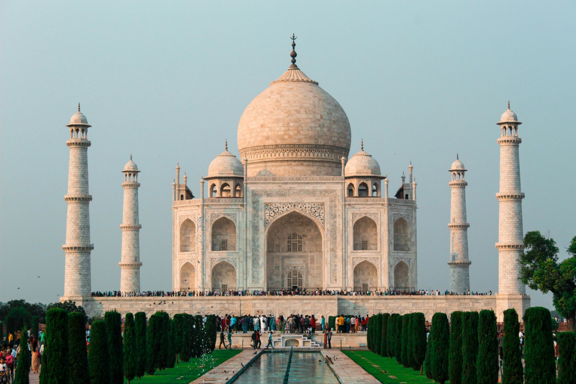 Taxi service in Agra near Taj Mahal for tourists
